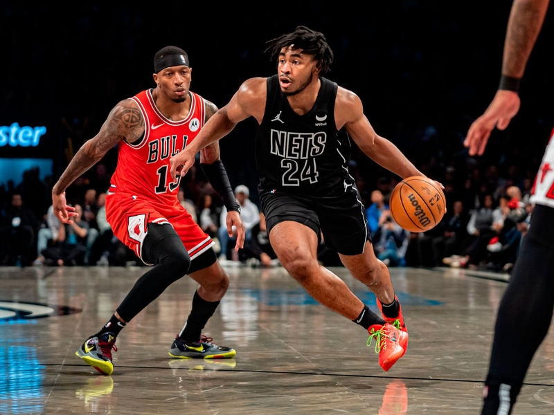 Brooklyns Cam Thomas (24)zieht gegen Chicagos Torrey Craig (13)  zum Korb. - Foto: Peter K. Afriyie/AP/dpa