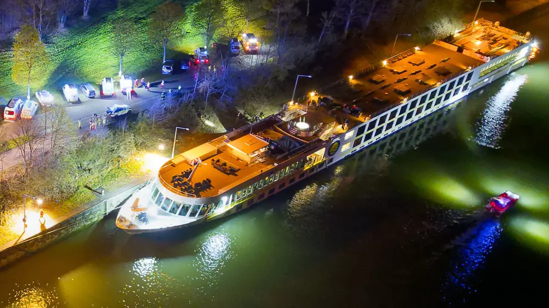 Ein bulgarisches Kreuzfahrtschiff ist in Aschach an der Donau im Schleusenbereich gegen eine Betonmauer geprallt. - Bild: Team Fotokerschi / Martin Schari/APA/dpa
