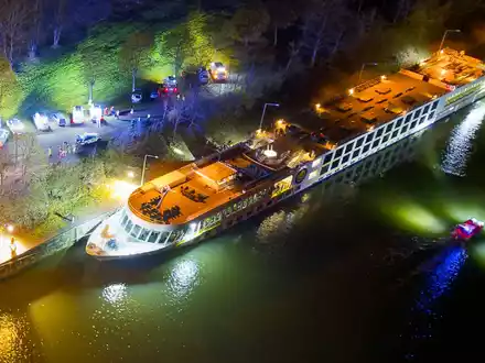 Ein bulgarisches Kreuzfahrtschiff ist in Aschach an der Donau im Schleusenbereich gegen eine Betonmauer geprallt. - Foto: Team Fotokerschi / Martin Schari/APA/dpa