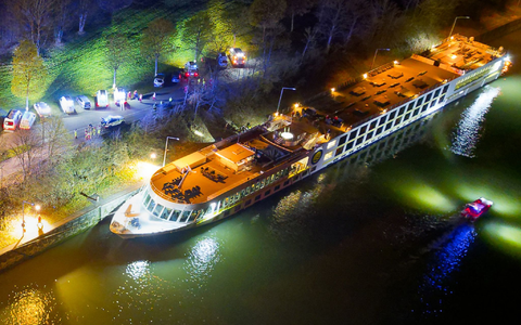 Ein bulgarisches Kreuzfahrtschiff ist in Aschach an der Donau im Schleusenbereich gegen eine Betonmauer geprallt. - Foto: Team Fotokerschi / Martin Schari/APA/dpa