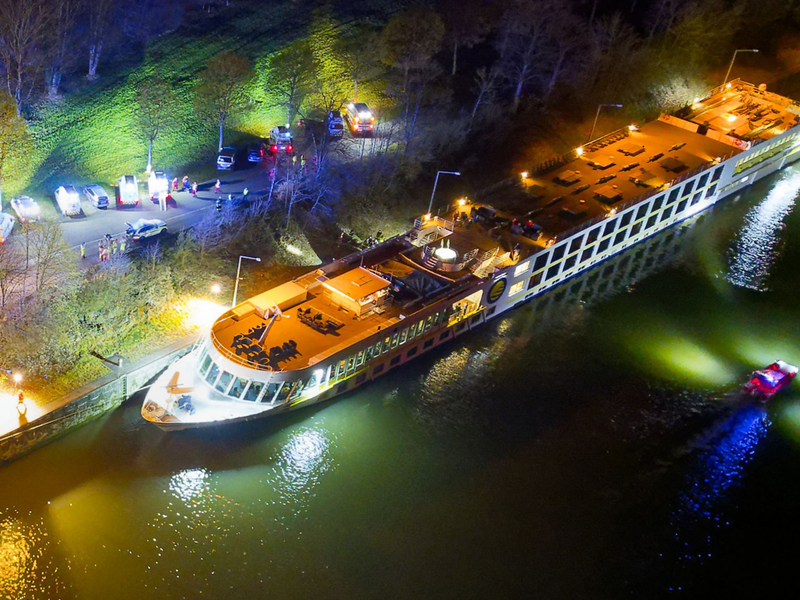 Ein bulgarisches Kreuzfahrtschiff ist in Aschach an der Donau im Schleusenbereich gegen eine Betonmauer geprallt. - Foto: Team Fotokerschi / Martin Schari/APA/dpa