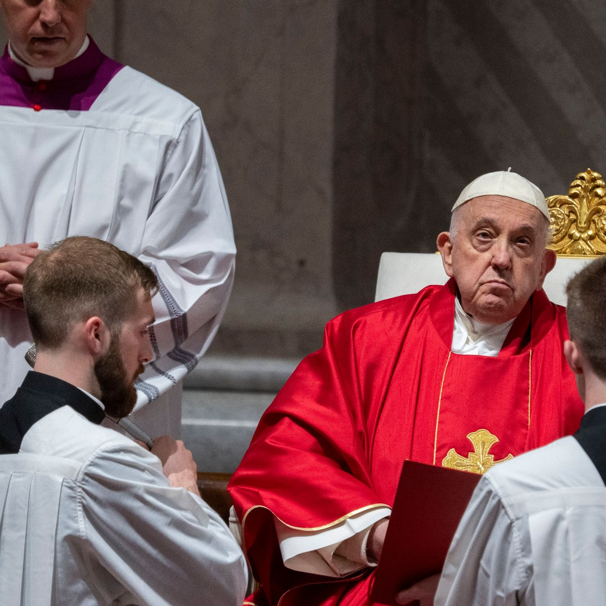 Papst Franziskus leitet die Passionsliturgie am Karfreitag im Petersdom. - Foto: Domenico Stinellis/AP/dpa