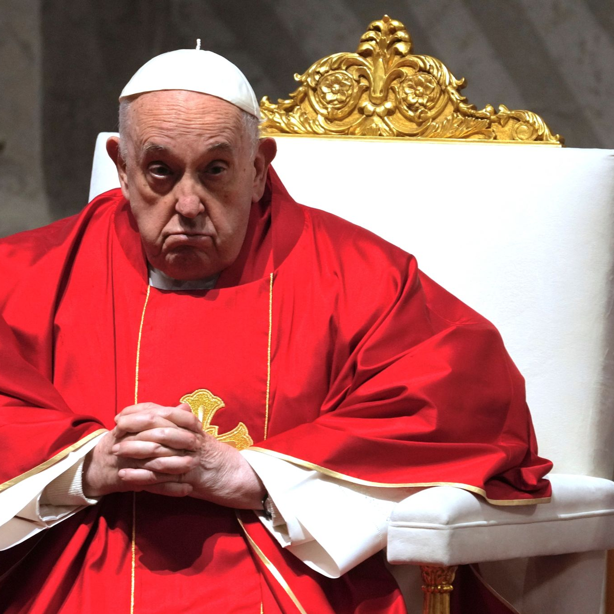 Papst Franziskus leitet die Passionsliturgie am Karfreitag im Petersdom. - Foto: Domenico Stinellis/AP/dpa