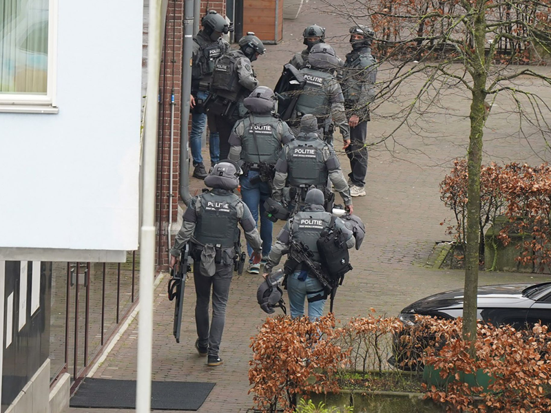 In der niederländischen Stadt Ede in der Provinz Geldern sind mehrere Menschen als Geiseln genommen worden. - Foto: ANP/dpa