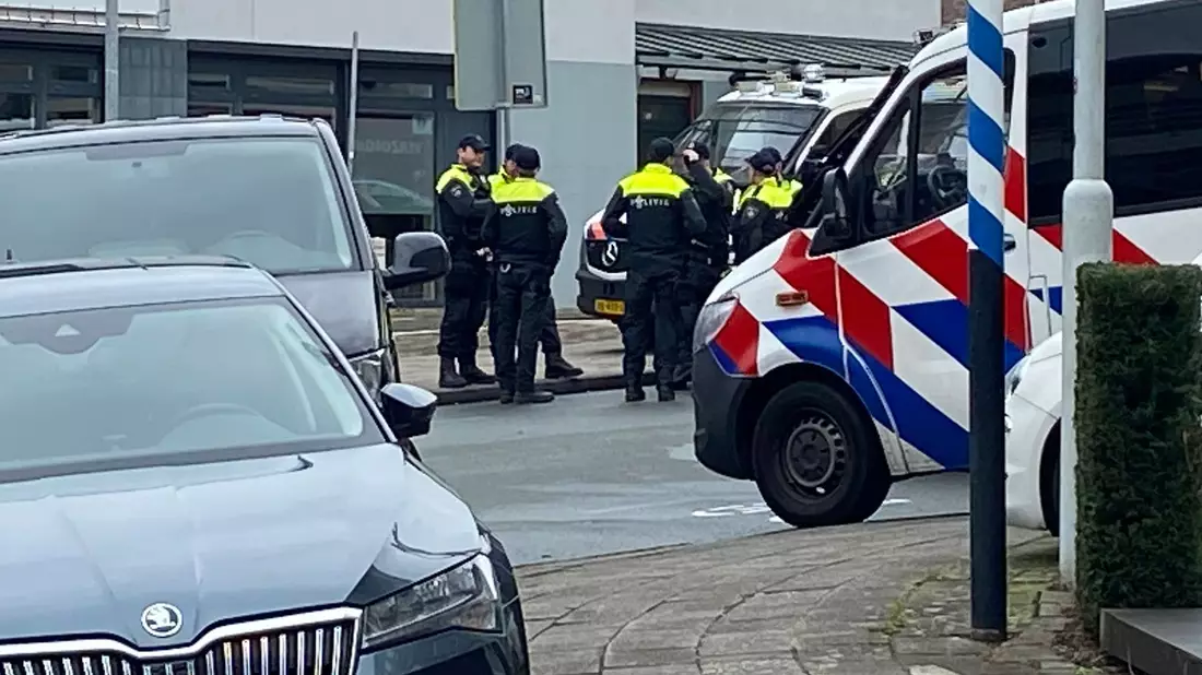 In der niederländischen Stadt Ede rückte die Polizei aufgrund einer Geiselnahme zu einem Großeinsatz aus. - Bild: Aleksandar Furtula/AP/dpa