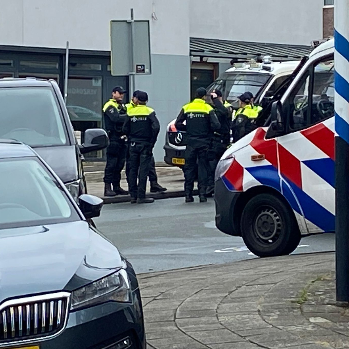 In der niederländischen Stadt Ede rückte die Polizei aufgrund einer Geiselnahme zu einem Großeinsatz aus. - Foto: Aleksandar Furtula/AP/dpa