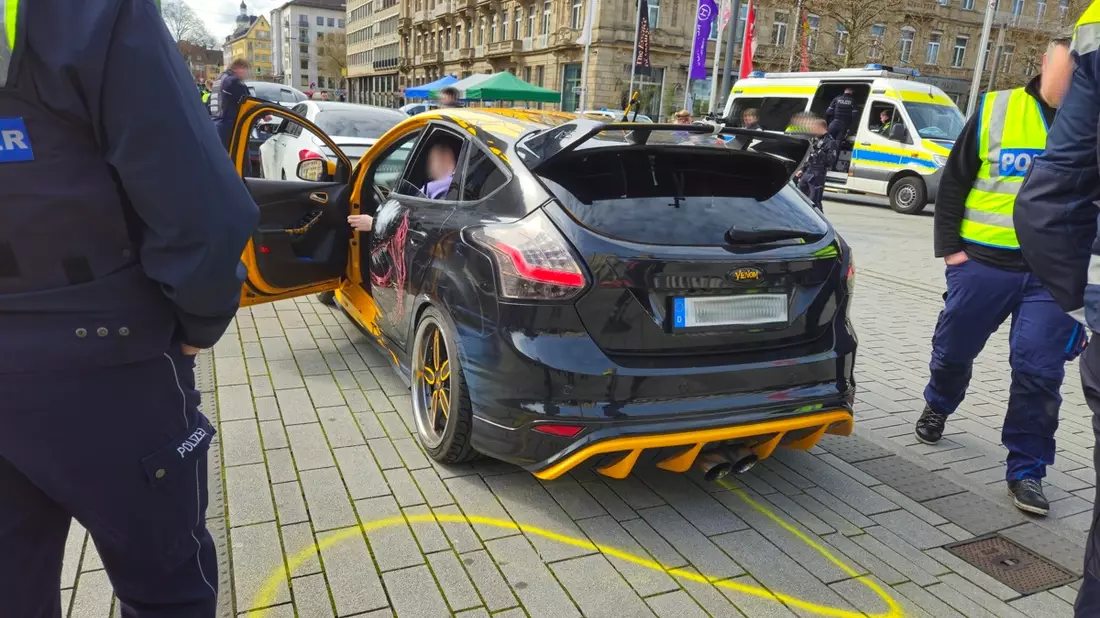 POL-D: Car-Freitag - Polizei Düsseldorf zeigt Rot für Raser, Poser und illegales Tuning - Dutzende Fahrzeuge kontrolliert - Bild: presseportal.de