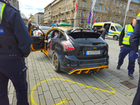POL-D: Car-Freitag - Polizei Düsseldorf zeigt Rot für Raser, Poser und illegales Tuning - Dutzende Fahrzeuge kontrolliert - Foto: presseportal.de