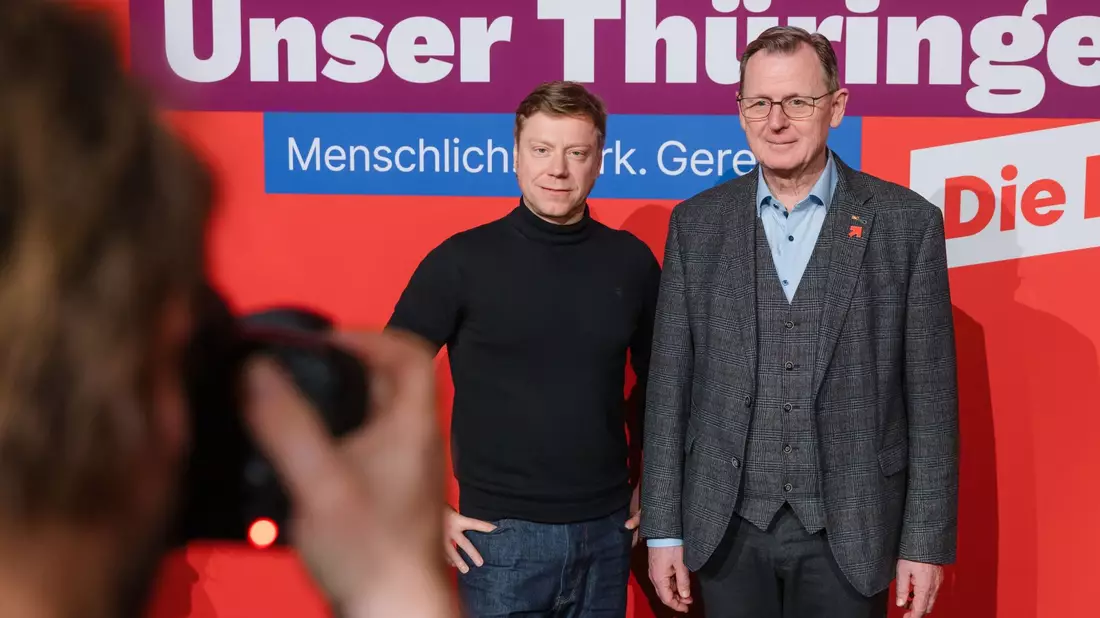 Bundes-Parteivorsitzender Martin Schirdewan (l) und Thüringens Ministerpräsident Bodo Ramelow am Rande des Landesparteitags der Linken Thüringen. - Bild: Michael Reichel/dpa