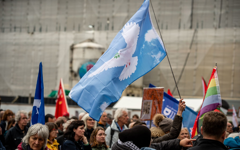 Mehrere Hundert Menschen versammeln sich auf dem Roncalliplatz in Köln zum Ostermarsch. - Foto: Christian Knieps/dpa