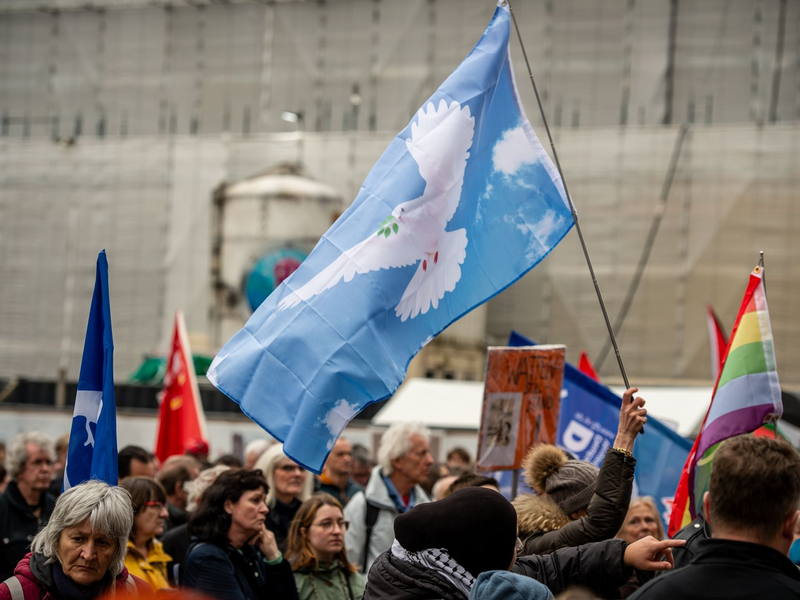 Mehrere Hundert Menschen versammeln sich auf dem Roncalliplatz in Köln zum Ostermarsch. - Foto: Christian Knieps/dpa