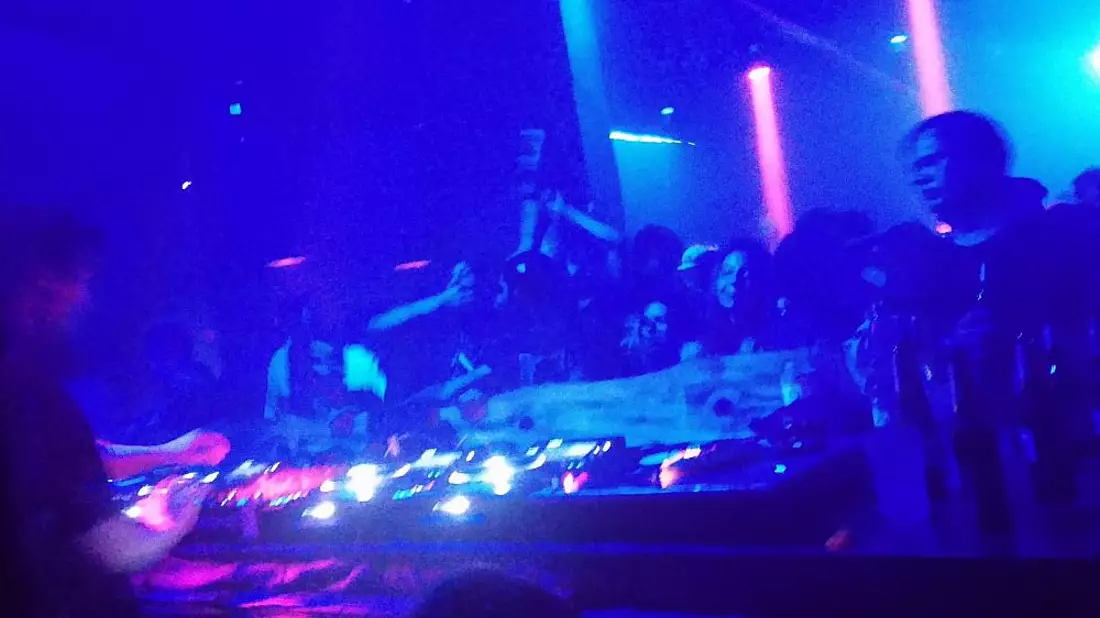 DJ und Tanzende in einem Techno-Club (Archiv) - Bild: über dts Nachrichtenagentur