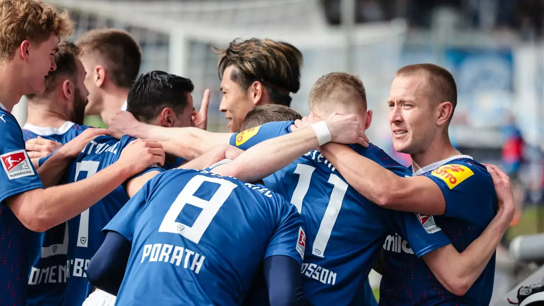 Holstein Kiel bleibt auf Kurs Richtung Aufstieg. - Bild: Frank Molter/dpa