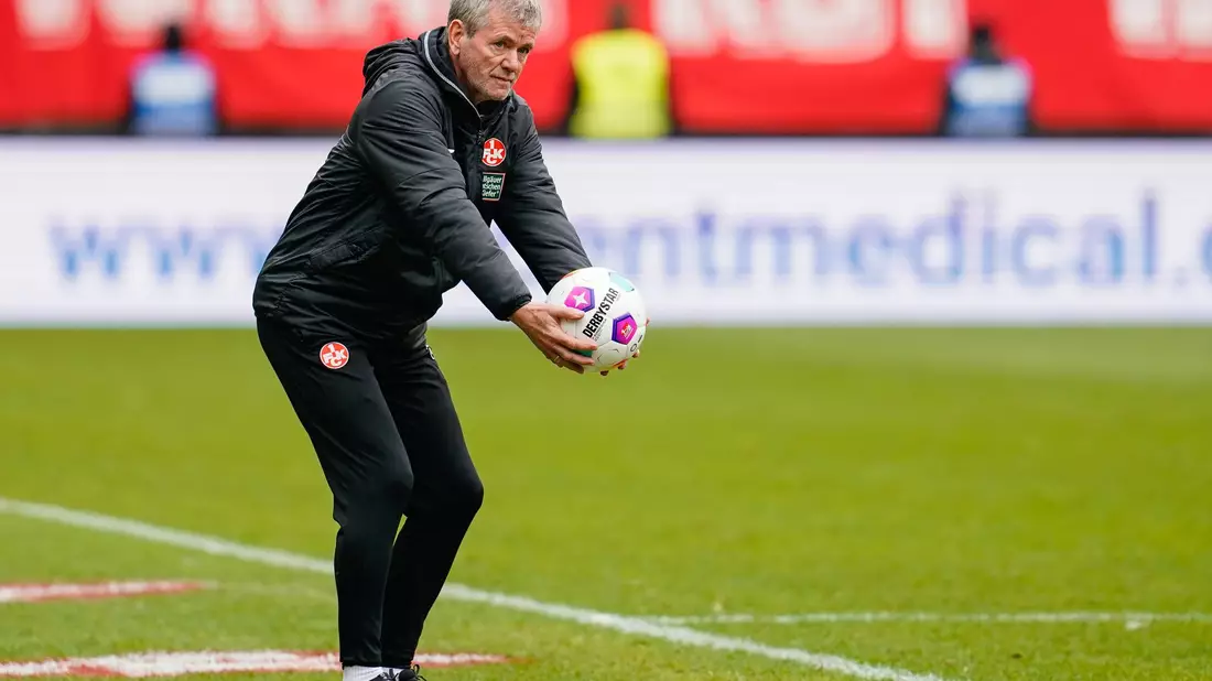 Kaiserslauterns Trainer Friedhelm Funkel sitzt im Fritz-Walter-Stadion. - Bild: Uwe Anspach/dpa