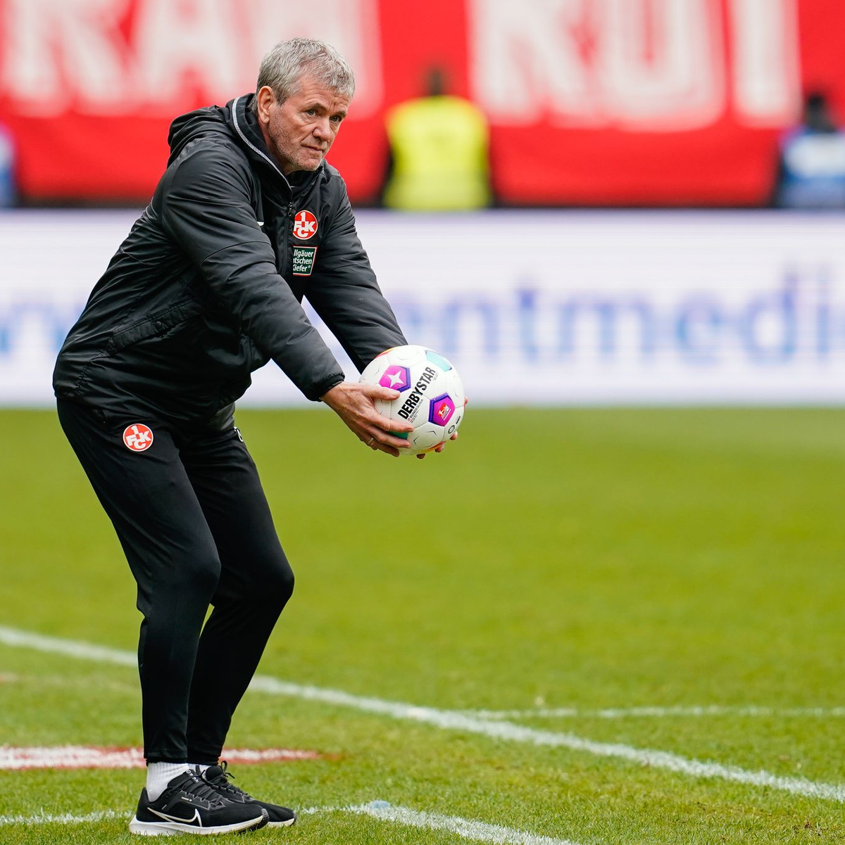 FCK-Trainer Friedhelm Funkel und sein Team sind auf Platz 16 abgerutscht. - Foto: Uwe Anspach/dpa