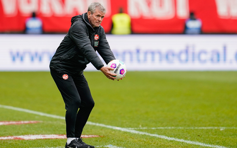 Kaiserslauterns Trainer Friedhelm Funkel sitzt im Fritz-Walter-Stadion. - Foto: Uwe Anspach/dpa
