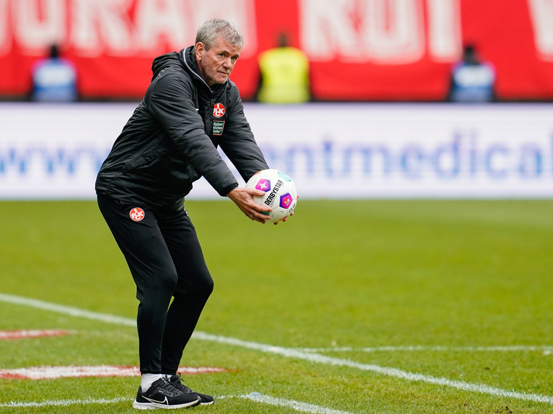Kaiserslauterns Trainer Friedhelm Funkel sitzt im Fritz-Walter-Stadion. - Foto: Uwe Anspach/dpa
