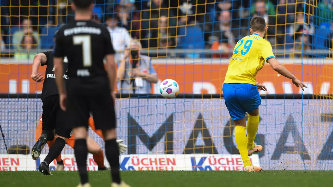 Braunschweigs Hasan Kurucay traf per Elfmeter zum zwischenzeitlichen 3:0 gegen Elversberg. - Bild: Swen Pförtner/dpa