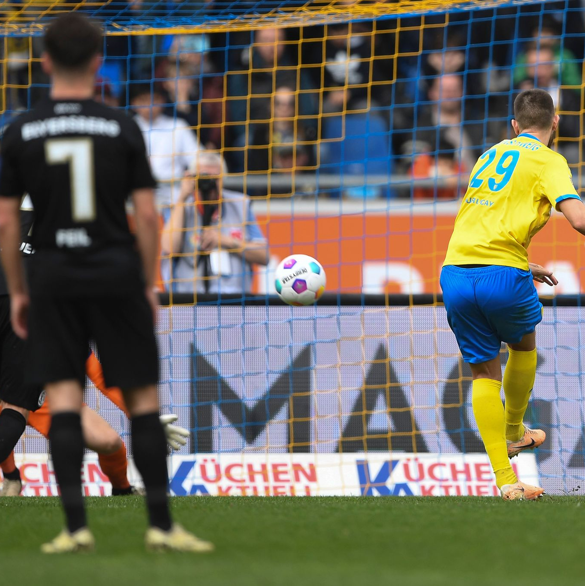Braunschweigs Hasan Kurucay traf per Elfmeter zum zwischenzeitlichen 3:0 gegen Elversberg. - Foto: Swen Pförtner/dpa
