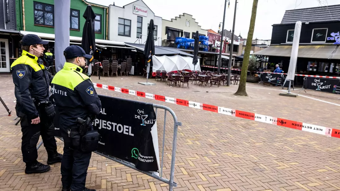 Nach der beendeten Geiselnahme in einem Café im niederländischen Ede werden die Spuren gesichert. - Bild: Christoph Reichwein/dpa