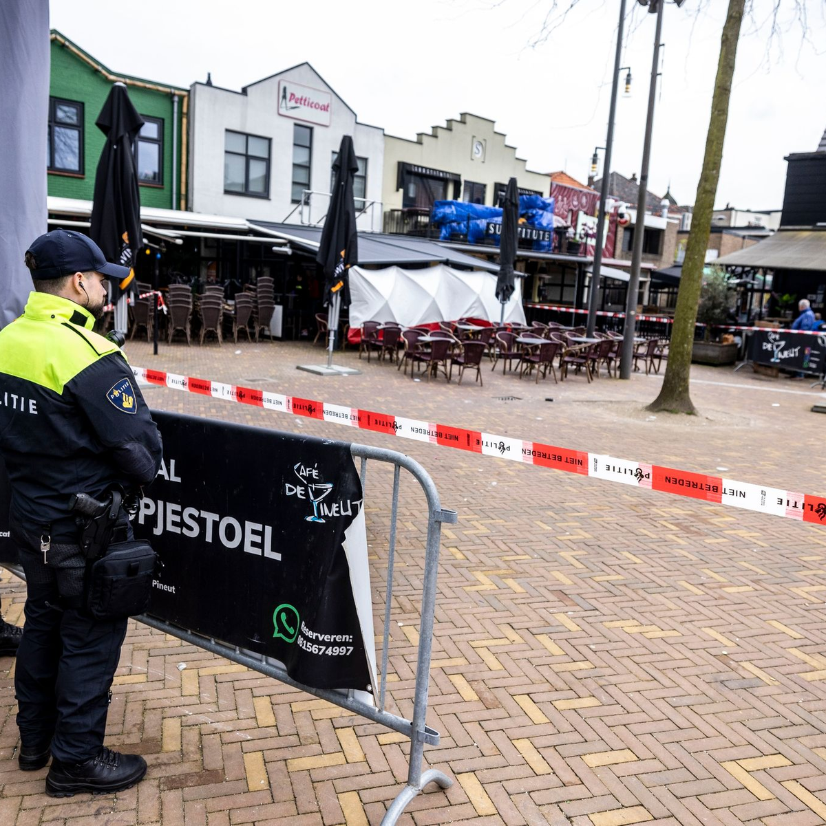 Nach der beendeten Geiselnahme in einem Café im niederländischen Ede werden die Spuren gesichert. - Foto: Christoph Reichwein/dpa