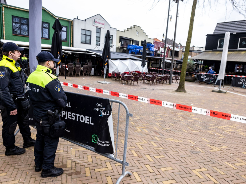 Nach der beendeten Geiselnahme in einem Café im niederländischen Ede werden die Spuren gesichert. - Foto: Christoph Reichwein/dpa