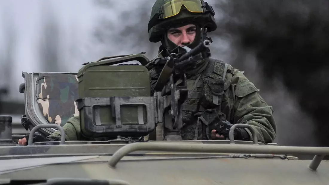 Ein russischer Soldat auf der Krim. - Bild: Andrew Lubimov/dpa/AP/obs