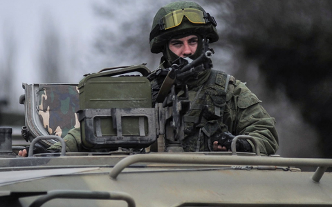 Ein russischer Soldat auf der Krim. - Foto: Andrew Lubimov/dpa/AP/obs