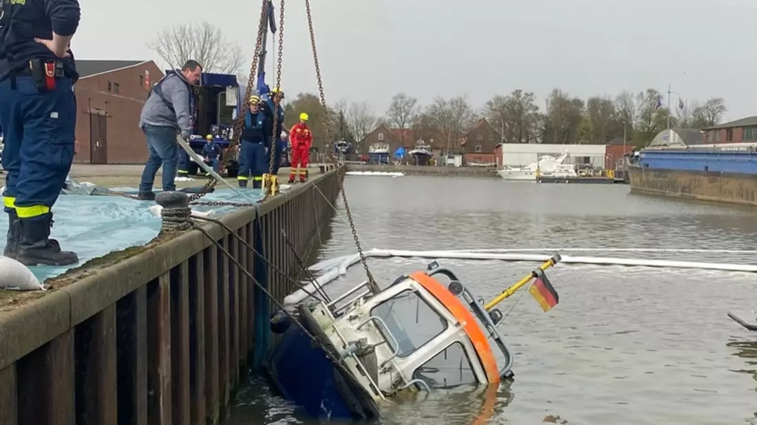 WSPI-OLD: Gesunkenes Boot im Binnenhafen von Brake - Bild: presseportal.de