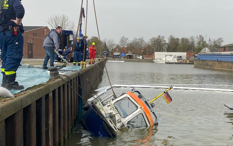 WSPI-OLD: Gesunkenes Boot im Binnenhafen von Brake - Foto: presseportal.de