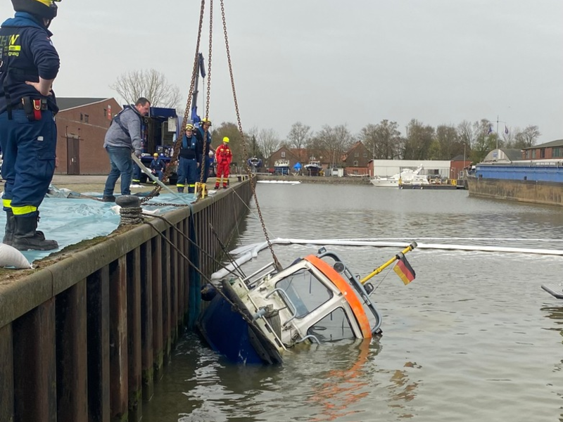 WSPI-OLD: Gesunkenes Boot im Binnenhafen von Brake - Foto: presseportal.de