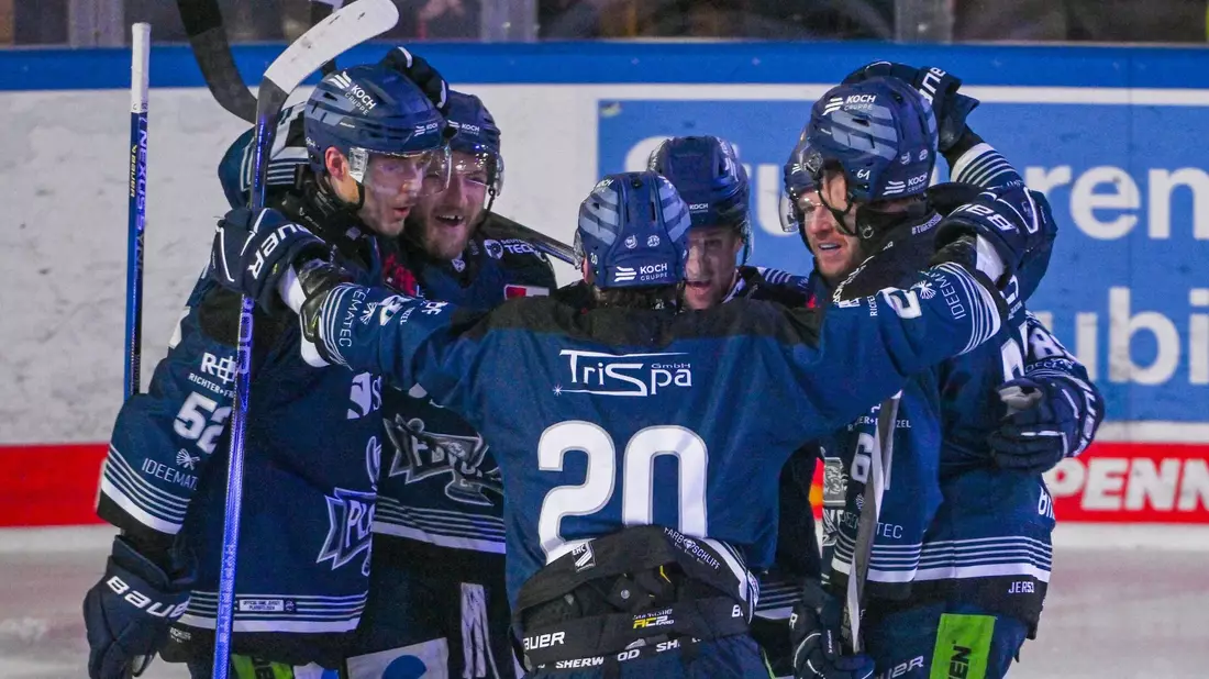 Die Straubing Tigers komplettieren das DEL-Halbfinale. - Bild: Armin Weigel/dpa