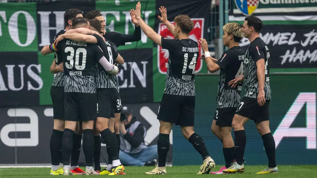 Führungstreffer: Freiburgs Spieler jubeln nach dem Tor von Michael Gregoritsch zum 1:0. - Bild: David Inderlied/dpa