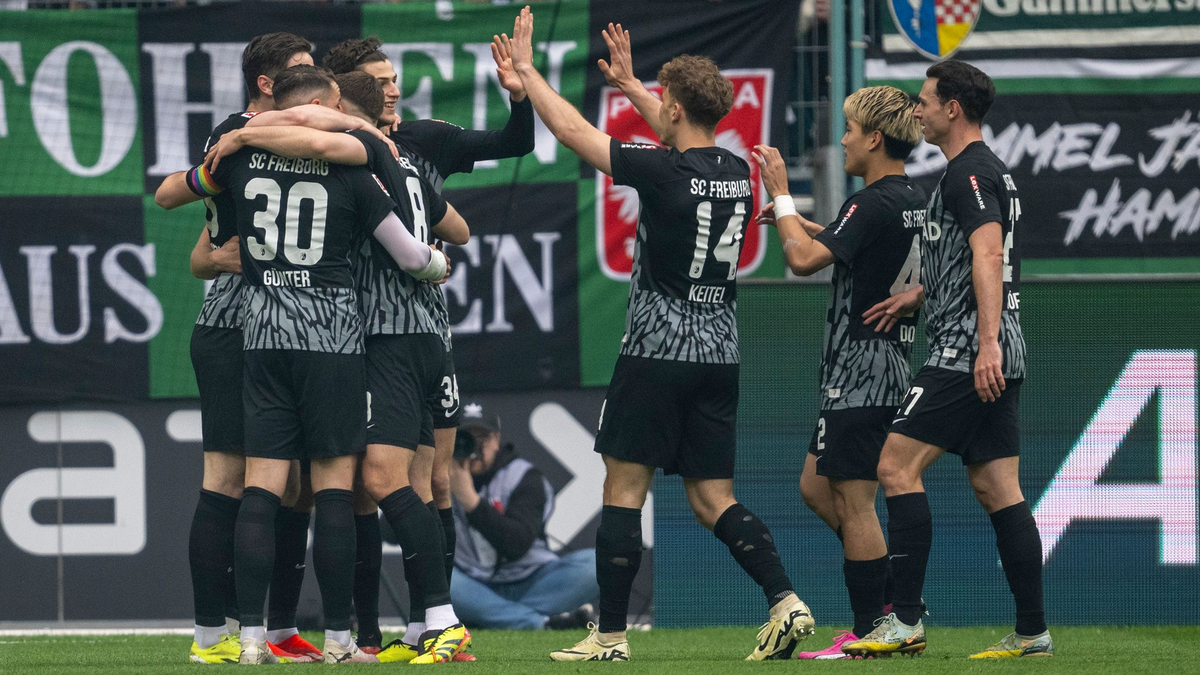 Führungstreffer: Freiburgs Spieler jubeln nach dem Tor von Michael Gregoritsch zum 1:0. - Foto: David Inderlied/dpa