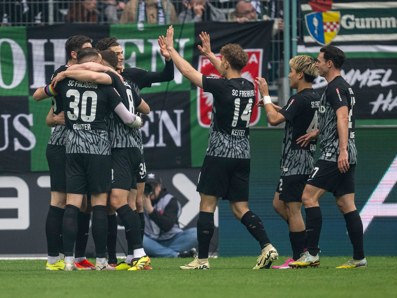 Führungstreffer: Freiburgs Spieler jubeln nach dem Tor von Michael Gregoritsch zum 1:0. - Foto: David Inderlied/dpa