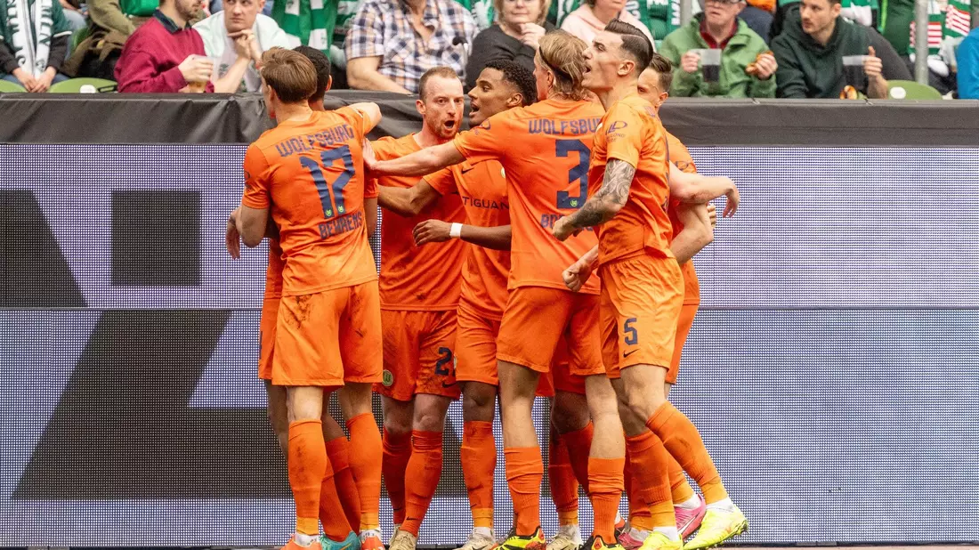 Wolfsburg setzte sich in Bremen mit 2:0 durch. - Bild: Axel Heimken/dpa