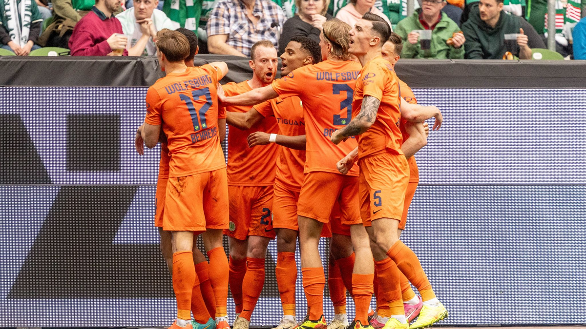 Wolfsburg setzte sich in Bremen mit 2:0 durch. - Foto: Axel Heimken/dpa