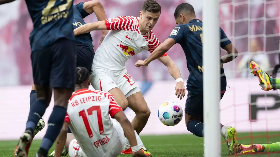 RB Leipzig (weiße Trikots) musste sich mit einem 0:0 gegen Mainz zufrieden geben. - Bild: Hendrik Schmidt/dpa
