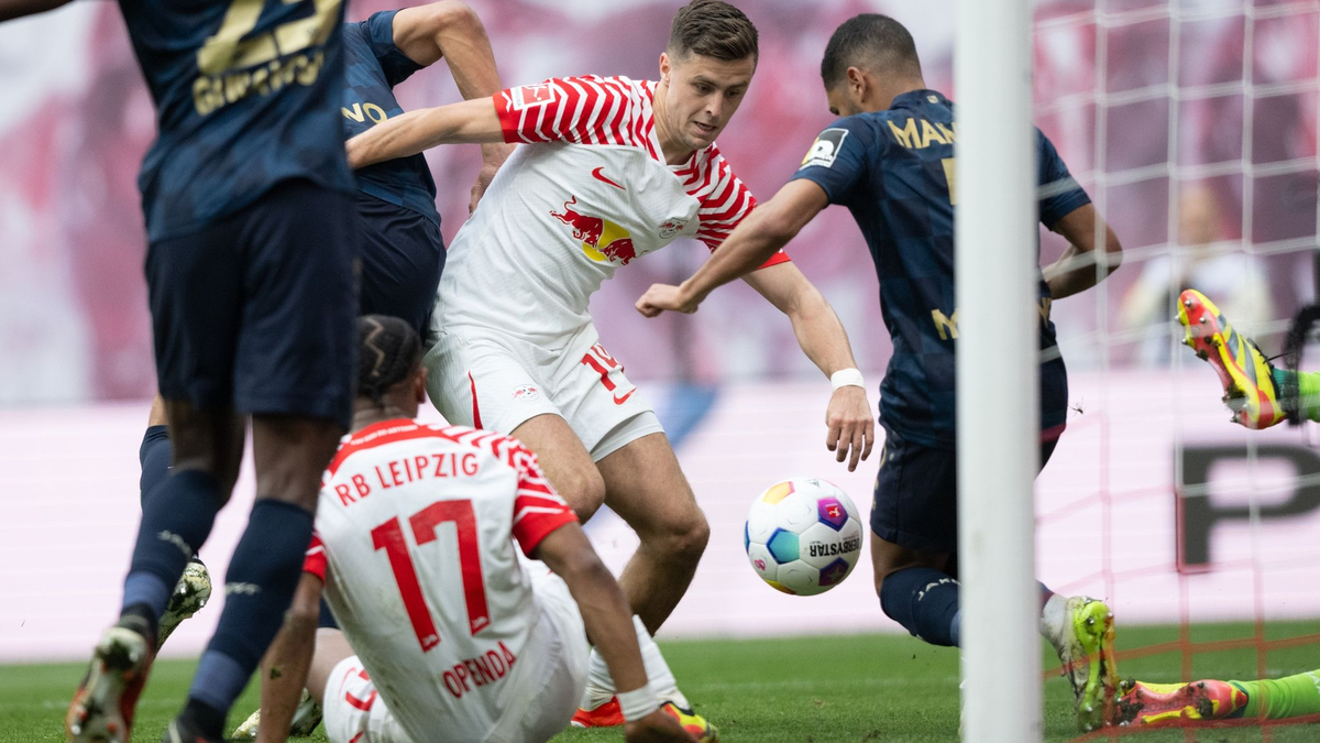 RB Leipzig (weiße Trikots) musste sich mit einem 0:0 gegen Mainz zufrieden geben. - Foto: Hendrik Schmidt/dpa