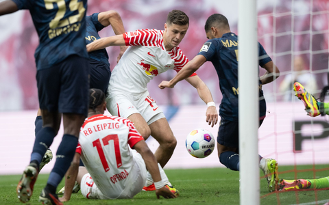 RB Leipzig (weiße Trikots) musste sich mit einem 0:0 gegen Mainz zufrieden geben. - Foto: Hendrik Schmidt/dpa