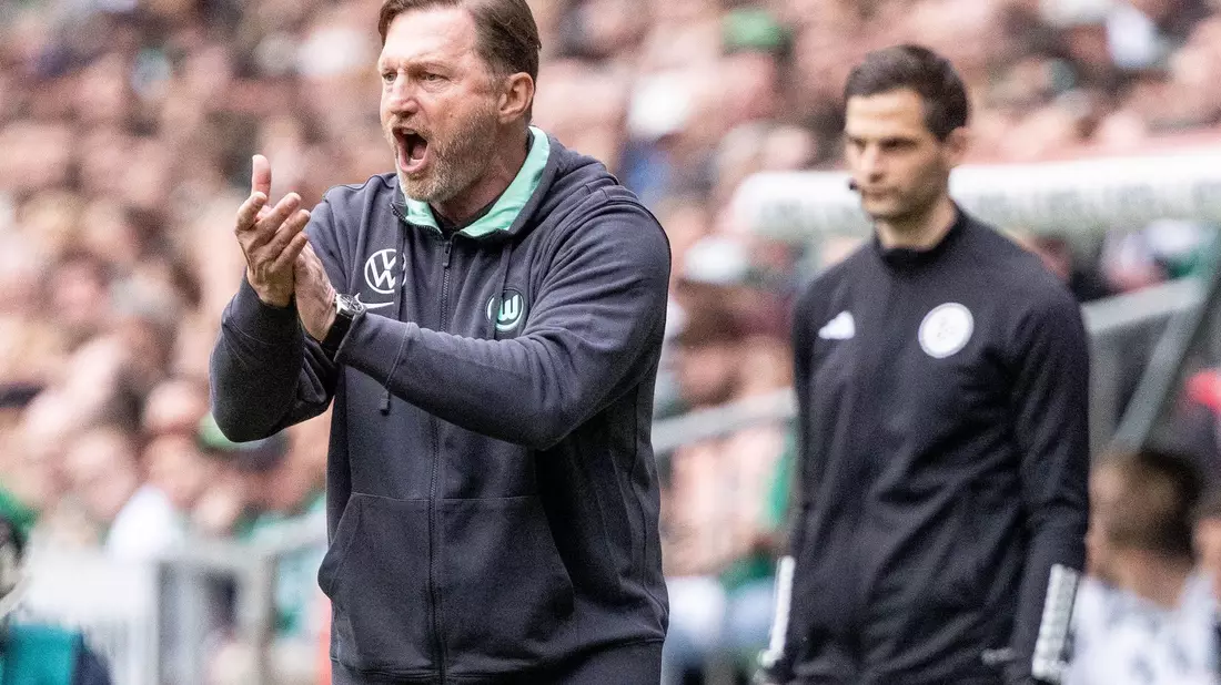 Ralph Hasenhüttl feierte bei seinem Debüt als Wolfsburg-Coach einen Sieg. - Bild: Axel Heimken/dpa