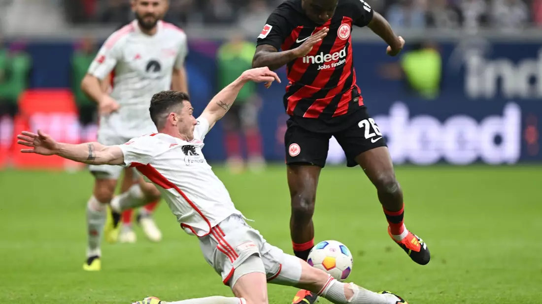 Robin Gosens (l) und Union Berlin nehmen einen Punkt aus Frankfurt mit. - Bild: Arne Dedert/dpa