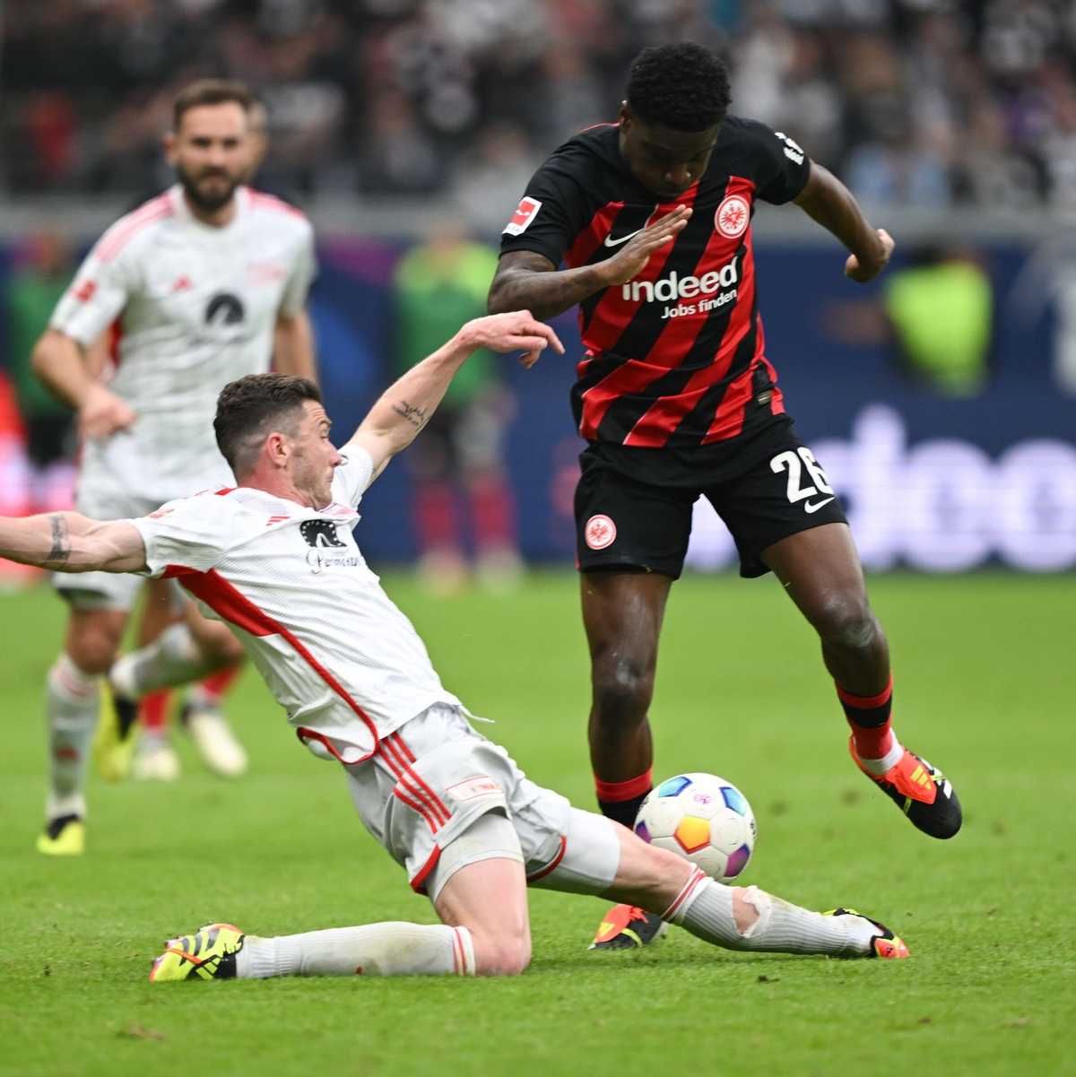 Robin Gosens (l) und Union Berlin nehmen einen Punkt aus Frankfurt mit. - Foto: Arne Dedert/dpa