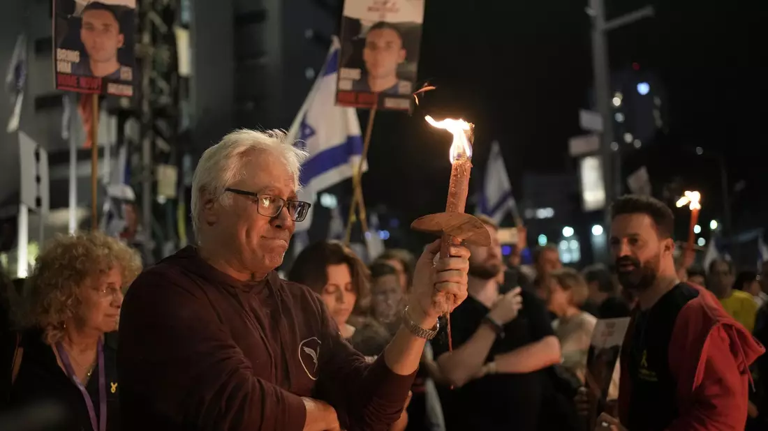 Menschen bei einer Kundgebung in Tel Aviv. - Bild: Maya Alleruzzo/AP/dpa