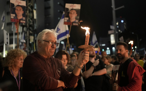 Menschen bei einer Kundgebung in Tel Aviv. - Foto: Maya Alleruzzo/AP/dpa