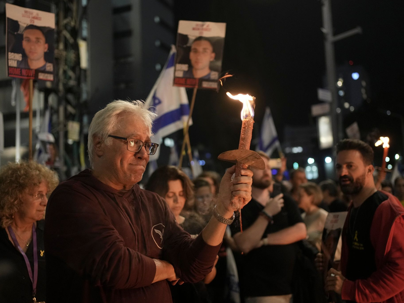Menschen bei einer Kundgebung in Tel Aviv. - Foto: Maya Alleruzzo/AP/dpa