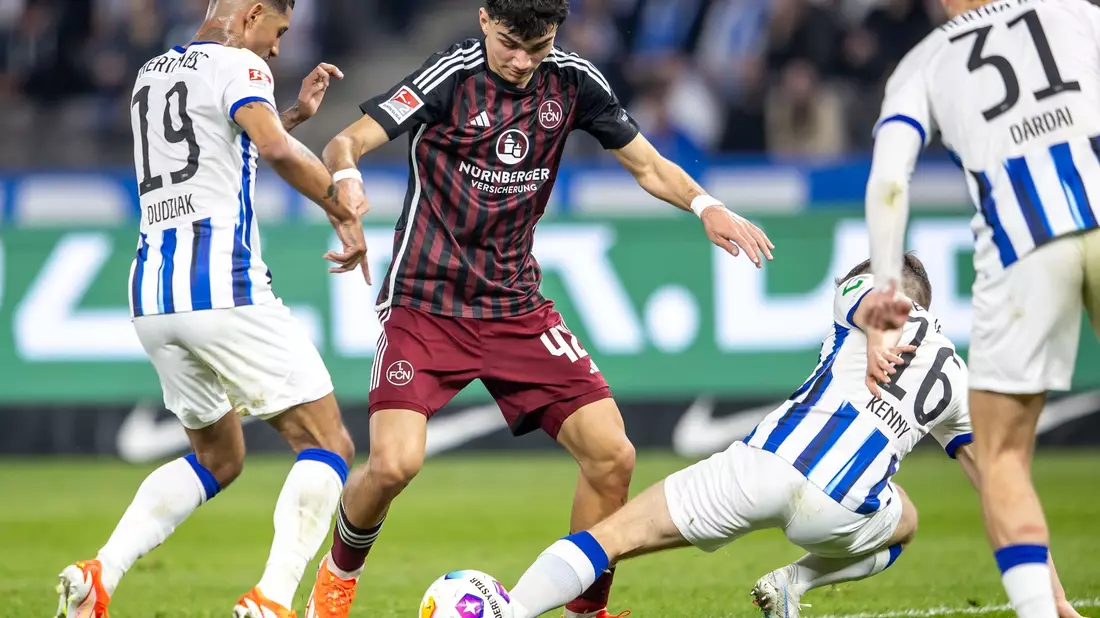 Can Uzun (2.v.l.) und der 1. FC Nürnberg trennten sich von Hertha 3:3. - Bild: Andreas Gora/dpa
