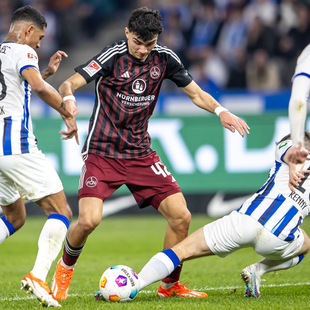 Can Uzun (2.v.l.) und der 1. FC Nürnberg trennten sich von Hertha 3:3. - Foto: Andreas Gora/dpa