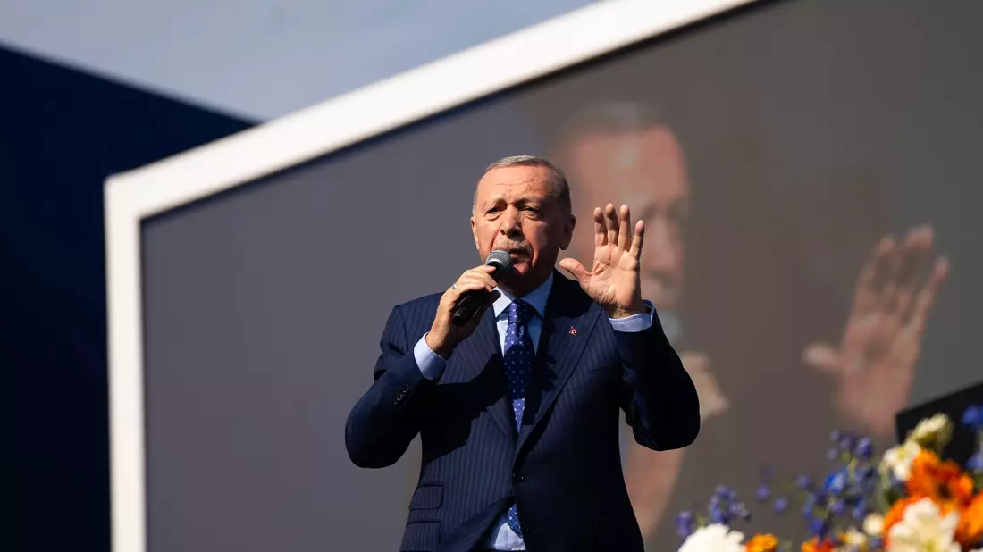 Der türkische Präsident und Vorsitzende der AK-Partei, Recep Tayyip Erdogan, hält eine Rede während einer Wahlkampfveranstaltung vor den landesweiten Kommunalwahlen. - Bild: Francisco Seco/AP/dpa