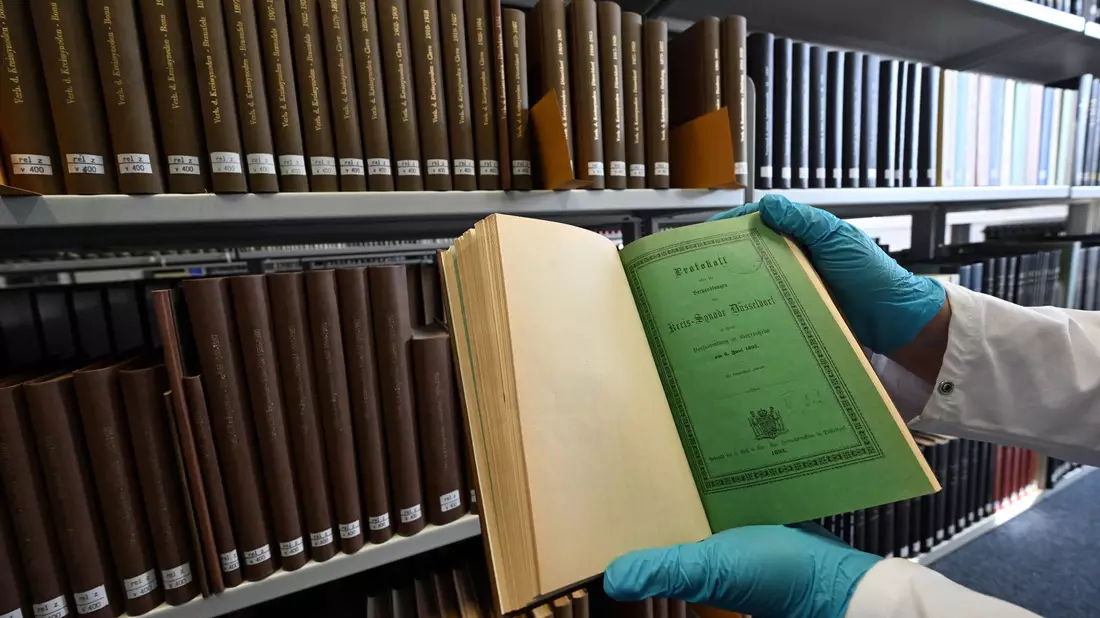 Weil giftiges Arsen einzelne Bücher aus dem 19. Jahrhundert belasten könnte, untersuchen Bibliotheken ihren Bestände. - Bild: Federico Gambarini/dpa